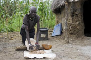 Nyamon grinding sorghum