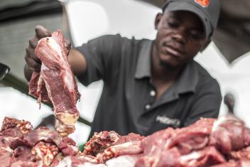 “Food fairs” in Nyankunde reached more than 57,000 people and were organized by Mercy Corps in collaboration with community traders to stimulate economic recovery in the region by supporting local markets.