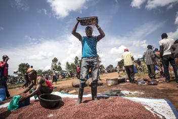 “Food fairs” in Nyankunde reached more than 57,000 people and were organized by Mercy Corps in collaboration with community traders to stimulate economic recovery in the region by supporting local markets.